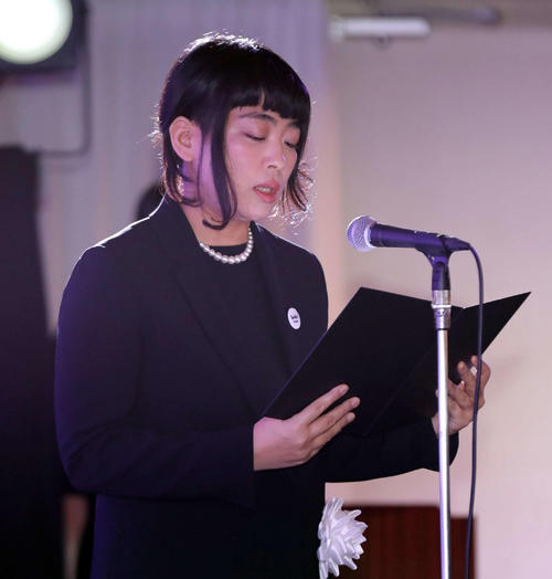 喪主謝辞を述べる内田也哉子