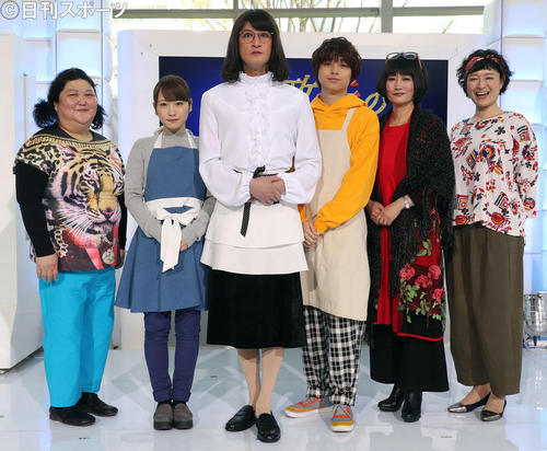 ドラマ「家政夫のミタゾノ」制作発表で松岡昌宏（左から3人目）は女装した家政夫・三田園薫で出席。左から平田敦子、川栄李奈、1人おいて伊野尾慧、余貴美子、しゅはまはるみ（撮影・松本俊）