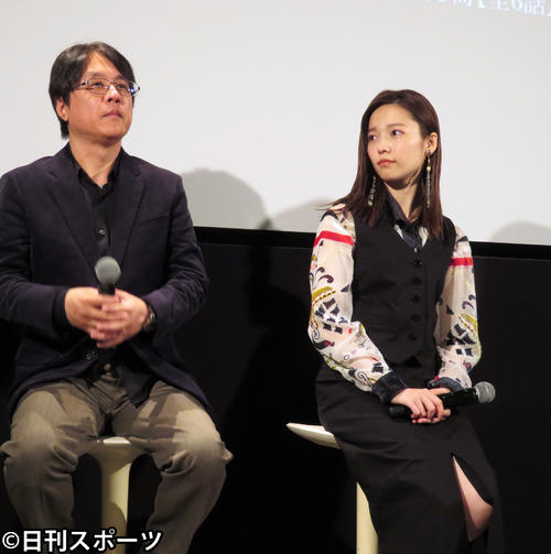 ドラマ「東京二十三区女」のトークイベントに出席した島崎遥香（右）。左は長江俊和監督（撮影・横山慧）