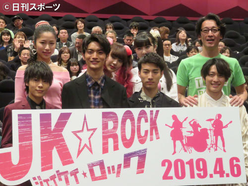 前列左から熊谷魁人、山本涼介、福山翔大、小林亮太、後列左からDROP　DOLLのユキノ、チヒロ、ユイナ、六車俊治監督
