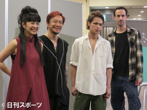 舞台「ポリティカル・マザー　ザ・コレオグラファーズ・カット」に出演する、左からTOKIE、中村達也、上田竜也、振り付けのホフェッシュ・シェクター氏