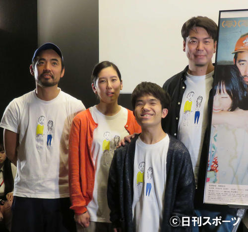 映画「岬の兄妹」のヒット記念舞台あいさつに出席した、左から松浦祐也、和田光沙、中村祐太郎、片山慎三監督