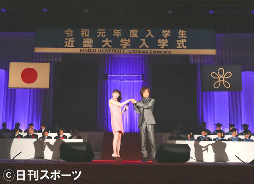 近畿大の入学式に登場したつんく♂（右）と渡辺美優紀