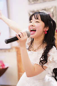 初のメジャーアルバム発売記念ライブで熱唱するアイドルシンカー七瀬美菜（東京・渋谷）