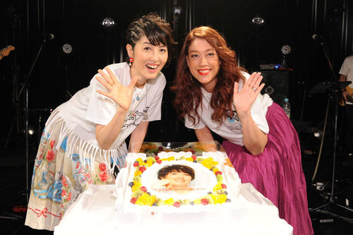 35周年記念ライブを行った荻野目洋子（左）と祝福に駆けつけたLiLiCo