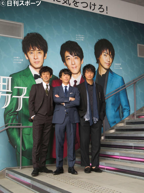 東京・渋谷駅近くの渋谷ストリームに掲示された巨大ポスターの前でポーズを決める、左から滝藤賢一、高橋一生、斎藤工
