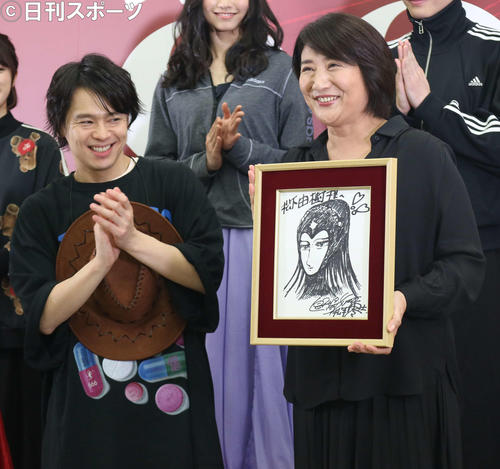 舞台「銀河鉄道999　さよならメーテル～僕の永遠」の公開稽古。原作の松本零士氏が描いたイラストを受け取る松下由樹。左は主演の中川晃教