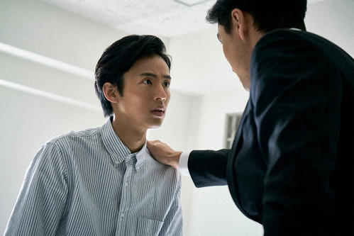 葛城圭吾(左）は、赤城克彦（渡辺大）から「お前は捜査から外されたんだよ」と言われる（C）東海テレビ