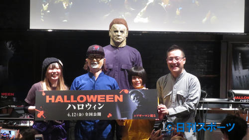 映画「ハロウィン」イベントに出席した、左から梨蘭、柏木べるくら、RaMu、SUMOMOXqX。後方は殺人鬼ブギーマン（撮影・大井義明）