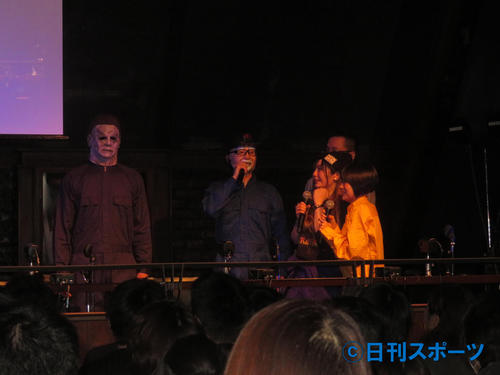映画「ハロウィン」イベントで殺人鬼ブギーマン（左）に驚く、右からRaMu、梨蘭、柏木べるくら（撮影・大井義明）
