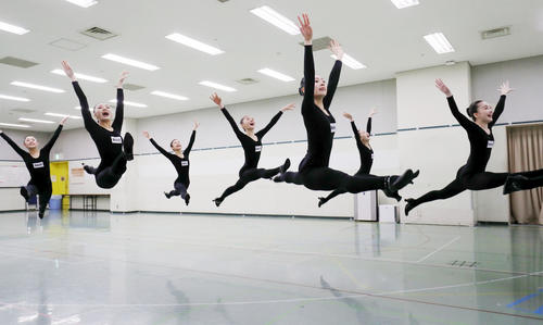 稽古でラインダンスを披露する宝塚の105期生たち（撮影・加藤哉）