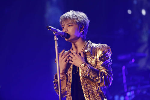 全国アリーナツアーの初日公演で熱唱するジェジュン