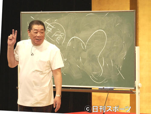 05年1月、「にっかん飛切落語会」で笑顔のケーシー高峰さん