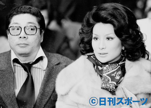 74年2月、ボクシングを観戦するケーシー高峰さん（左）とカルーセル麻紀