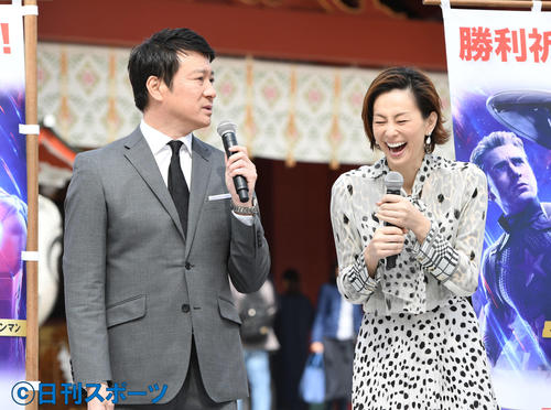 「アベンジャーズ/エンドゲーム」勝利祈願イベントで笑顔を見せる米倉涼子(右)と加藤浩次(撮影・鈴木みどり)