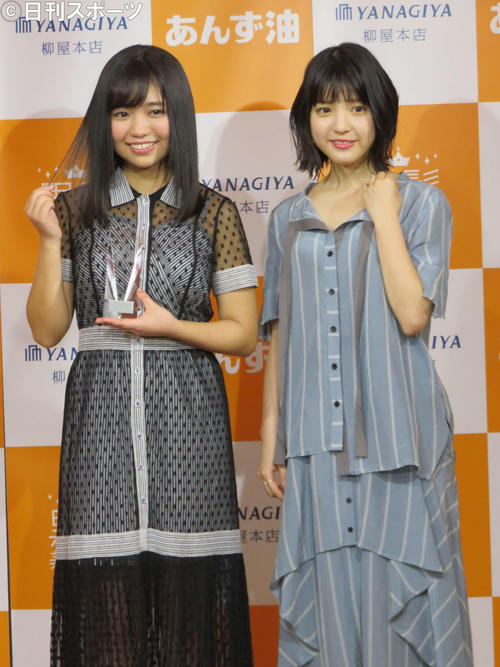 「第4回黒髪美人大賞」を受賞した大原優乃（左）とプレゼンターを務めた川島海荷