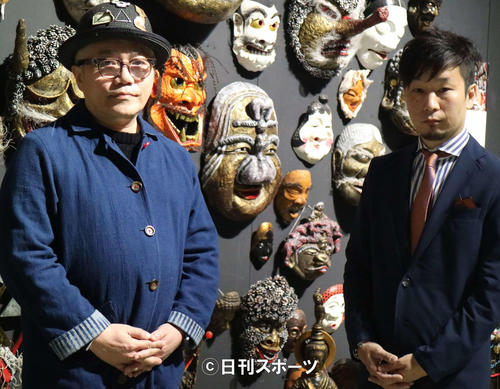 「櫛野展正のアウトサイド・ジャパン展」のオープニングセレモニーに出席した水道橋博士(左）、櫛野展正氏