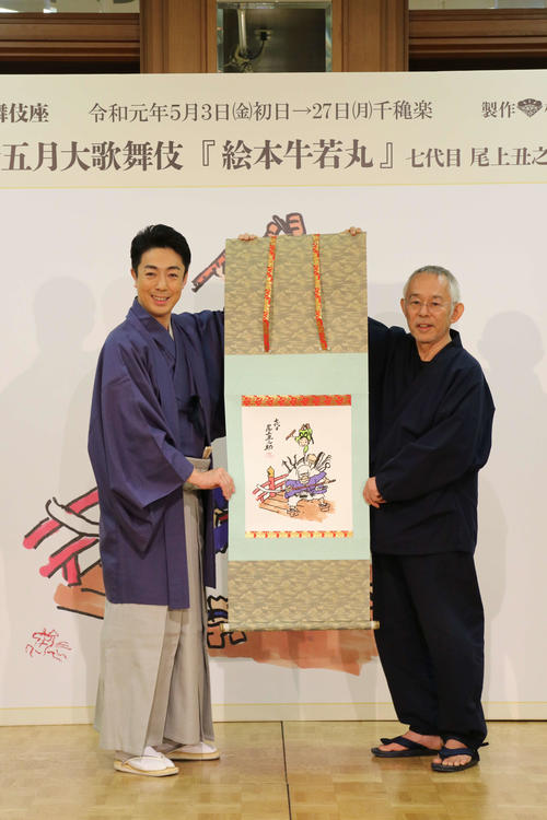 宮崎駿監督が描いた原画を手にする尾上菊之助（左）、鈴木敏夫プロデューサー