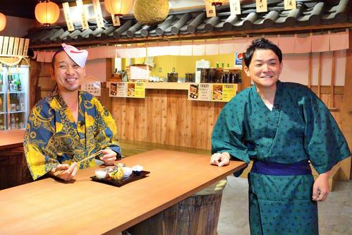 収録で、お面を着けて隠れた大悟（左）を見つけたノブ