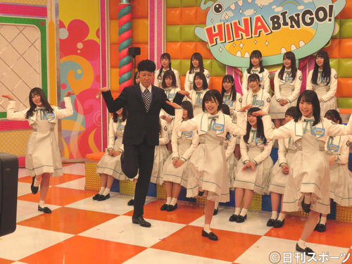 小籔千豊（手前左から2人目）に「キュンキュンダンス」を教える潮紗理菜（同左）ら（撮影・横山慧）