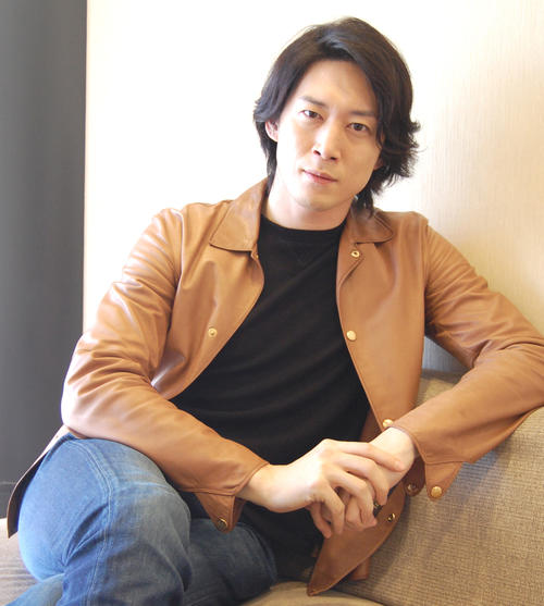 大阪公演の舞台「フェスティバルホール」でバレエ「シンデレラ」をPRする宮尾俊太郎