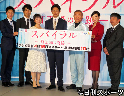 テレビ東京系ドラマ「スパイラル」の会見を行った左から戸塚純貴、真島秀和、貫地谷しほり、玉木宏、国村隼、真矢ミキ、真山仁氏（撮影・中野由喜）