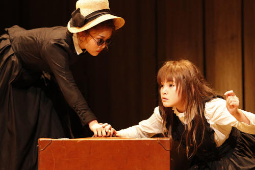 舞台「奇跡の人」のゲネプロを行った高畑充希（左）鈴木梨央