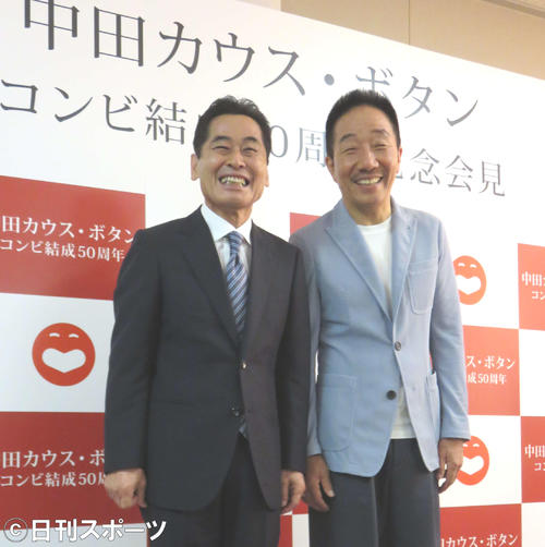 中田カウス（右）、ボタン（2017年8月10日撮影）