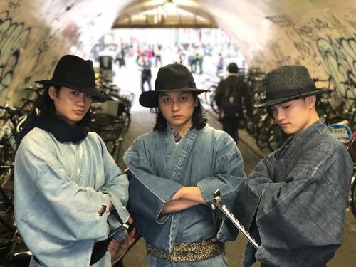 「Say－Bye　BASURA　－狂おしくも愛しき塵芥の夢に－」に出演する、時代組婆娑羅の左から松本悠資、中込恵介、丹羽洸大