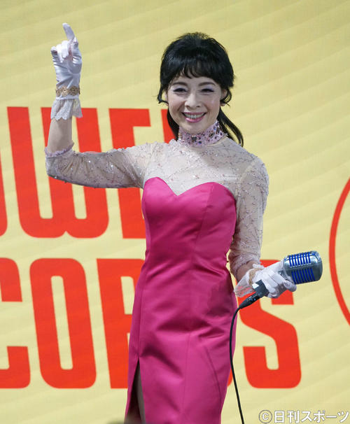 人生初のインストアライブで歌唱する由美かおる(撮影・遠藤尚子)