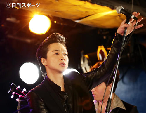 ビートルズ創成期を描いた舞台「BACKBEAT」の会見で、スチュアート・サトクリフ役の戸塚祥太はライブを披露（撮影・浅見桂子）