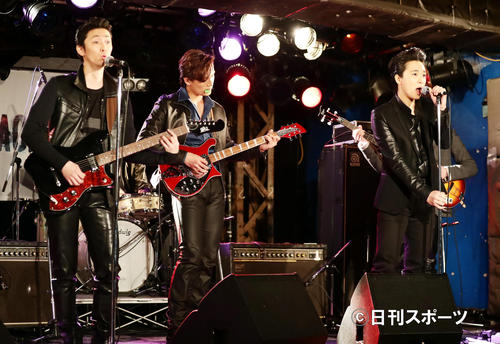 ビートルズの創成期を描いた舞台「BACKBEAT」会見でライブを披露する戸塚祥太（右）と辰巳雄大（左）。中央は加藤和樹（撮影・浅見桂子）