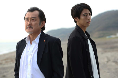 テレビ朝日系ドラマスペシャル「死命」に出演する吉田鋼太郎（左）と賀来賢人