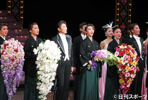 退団あいさつをする美弥るりか（中央右）（撮影・村上久美子）