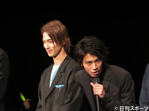 映画「チア男子！！」完成披露試写会でトークする横浜流星（左）と中尾暢樹