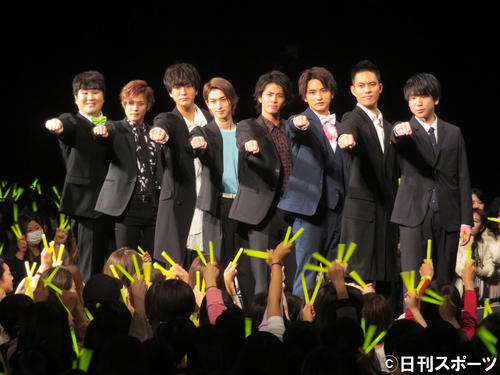 映画「チア男子！！」完成披露試写会に出席した、左から小平大智、岩谷翔吾、朝香航大、横浜流星、中尾暢樹、瀬戸利樹、菅原健、風間大樹監督