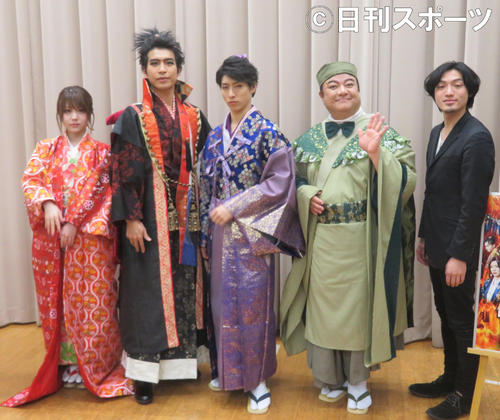 舞台制作発表会に出席した、左から田中れいな、鶏冠井孝介、谷佳樹、彦摩呂、久保田唱氏