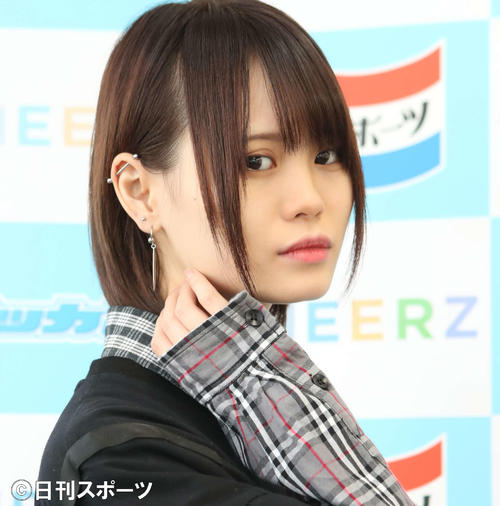 ポーズを決める二面性ROCKアイドルの山本乃愛（撮影・青山麻美）