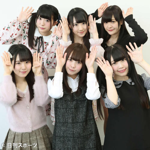 ポーズを決めるニコニコLOVERSの、前列左から西條真未、雨宮ういり、白石凛、後列左から桃音あんな、山内ゆあ、小針小枝（撮影・青山麻美）