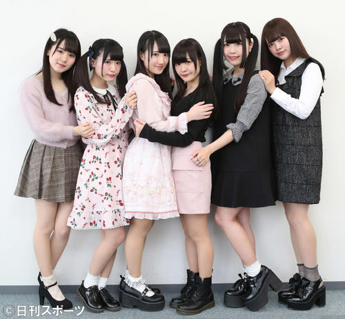 来社し笑顔を見せるニコニコLOVERSの、左から西條真未、桃音あんな、山内ゆあ、小針小枝、白石凛、雨宮ういり（撮影・青山麻美）