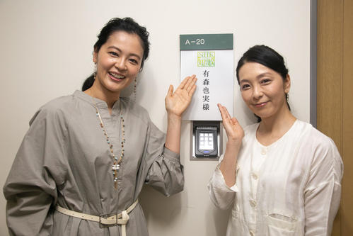NHK・Eテレ「NHK短歌」の収録を行った黒谷友香（左）と有森也実