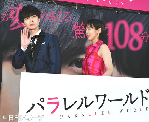 映画「パラレルワールド・ラブストーリー」のイベントを終えファンに手を振り引き揚げる玉森裕太（左）。右は吉岡里帆（撮影・滝沢徹郎）