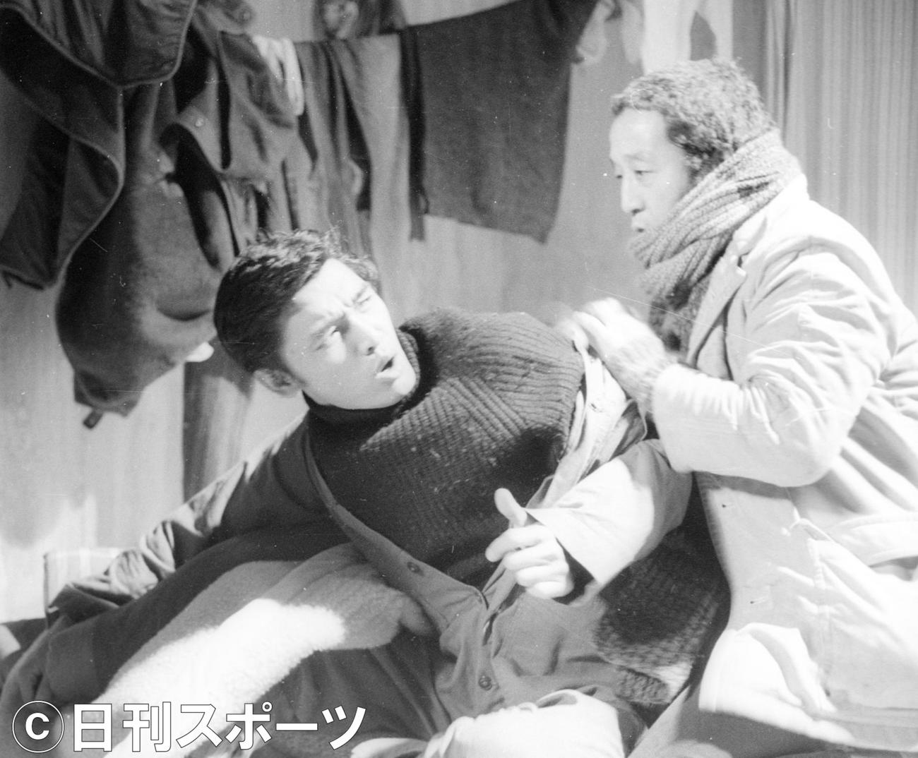 75年4月、「アフリカの光」に出演した田中邦衛さん（右）と萩原健一さん