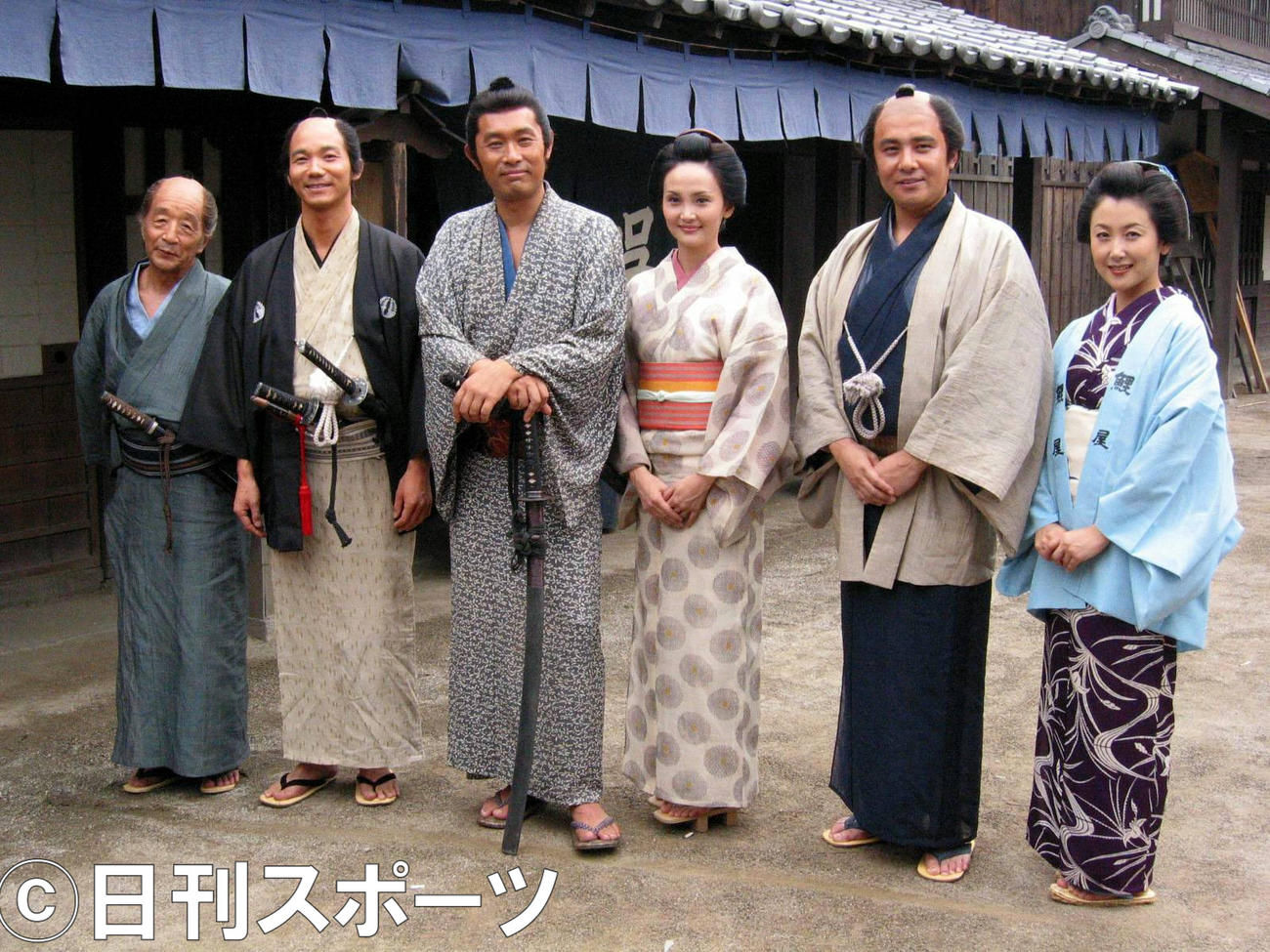 NHK金曜時代劇「はんなり菊太郎」の収録に参加した田中邦衛さん（左）（2002年8月12日撮影）