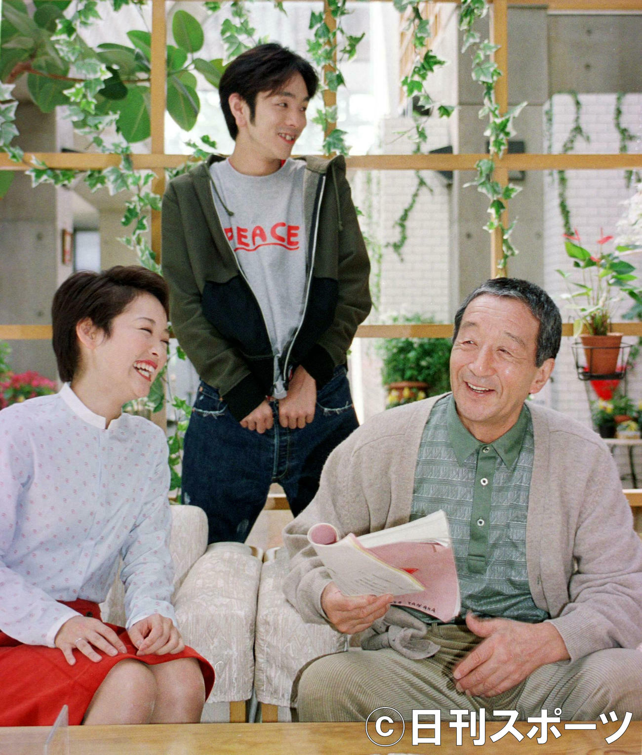 映画「福耳」に出演する左から高野志穂、宮藤官九郎、田中邦衛さん