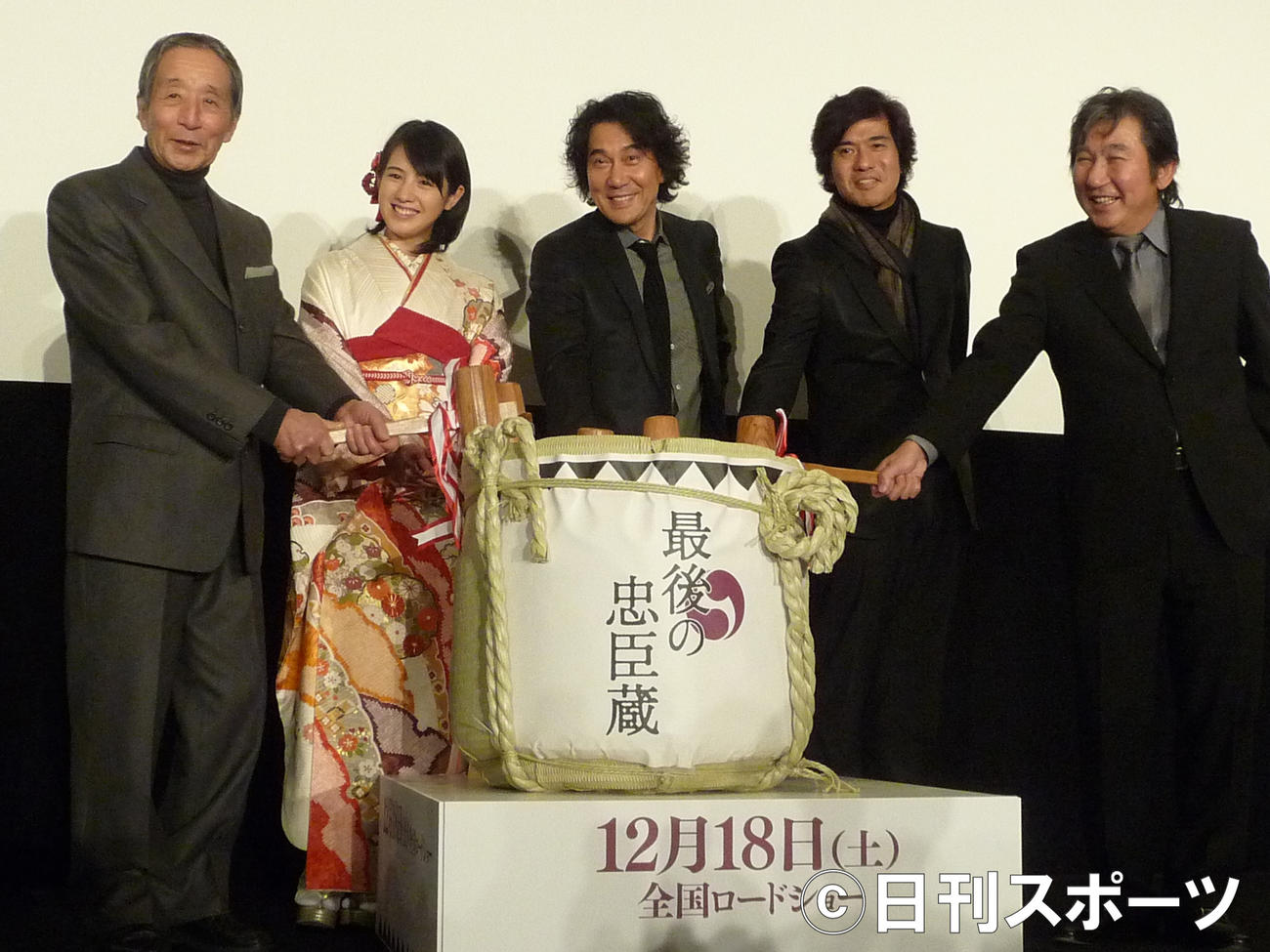 「最後の忠臣蔵」の日米同時公開を祝い鏡開きする左から田中邦衛さん、桜庭ななみ、役所広司、佐藤浩市、杉田成道監督（2010年12月7日撮影）