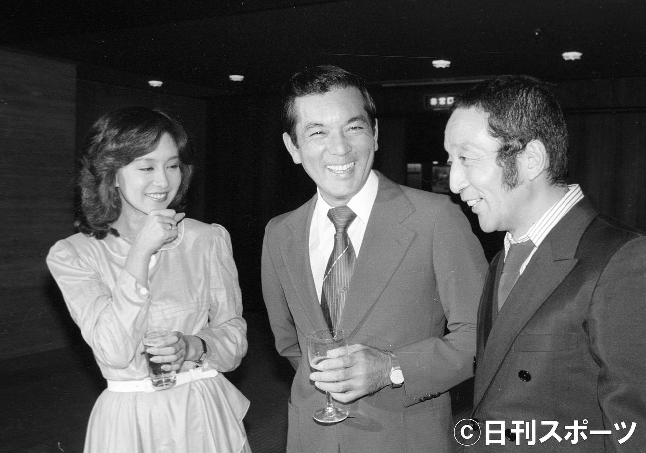 10年ぶりの若大将シリーズ第18作「帰ってきた若大将」の製作発表。左からマドンナ役の坂口良子さん、若大将・加山雄三、青大将・田中邦衛さん（1980年9月撮影）