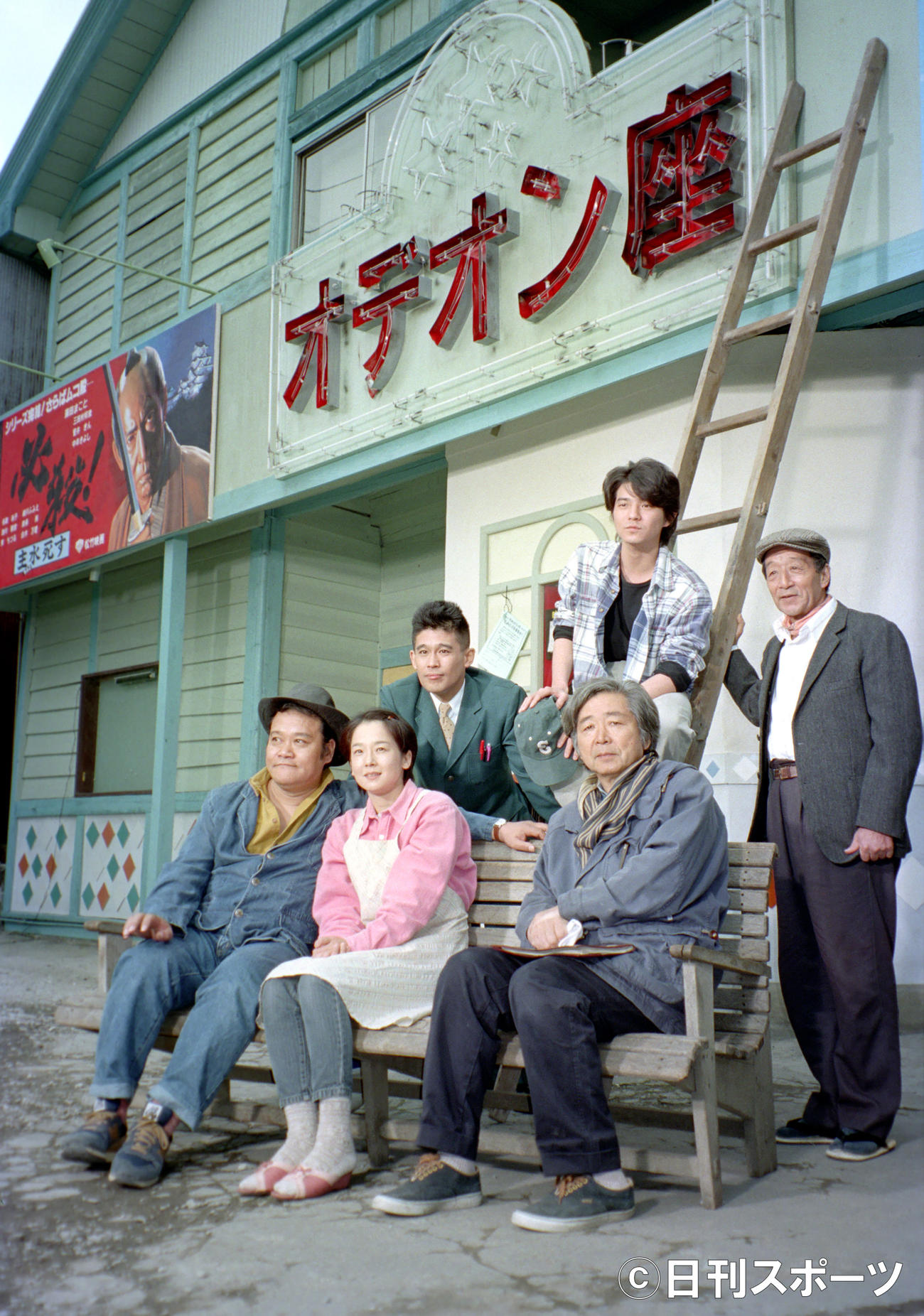 映画「虹をつかむ男」の撮影をこなす前列左から西田敏行、田中裕子、山田洋次監督、後列左から柳沢慎吾、吉岡秀隆、田中邦衛さん（1996年11月20日撮影）