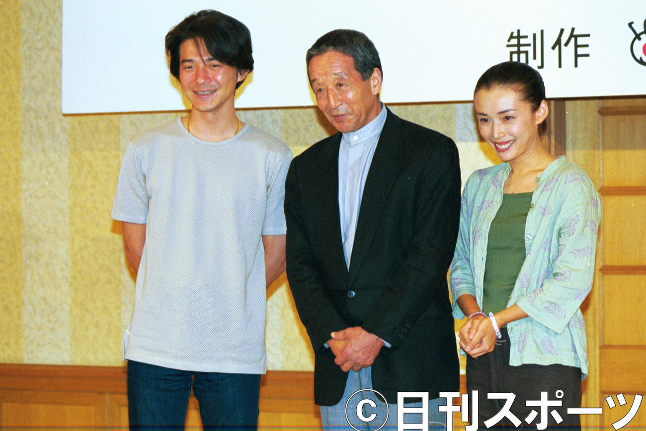 「北の国から　2002遺言」制作発表。左から吉岡秀隆、田中邦衛さん、中嶋朋子