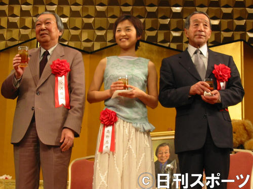 平成14年度ゆうもあ大賞授賞式　グランプリに輝いた左から小沢昭一さん、高野志穂、田中邦衛さん（2002年12月11日撮影）